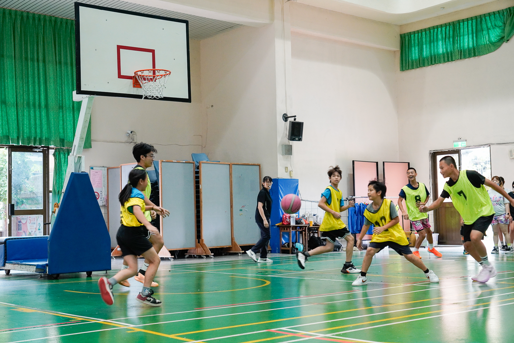  三對三鬥牛賽 天龍對地虎 場邊熱烈加油